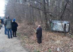 73-летний водитель уснул за рулем в Оргееве, проснулся он уже в лесу - вверх тормашками