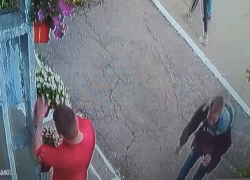 Нелепая попытка кражи в Кишинёве - у молодого человека не получилось экспроприировать чужой цветочный горшок