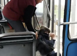 Стало известно, что произошло с кондуктором, который пинками вышвырнул из троллейбуса пассажира