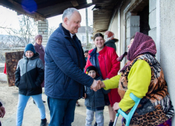 Додон посетил молдавские семьи погорельцев и помог им финансово