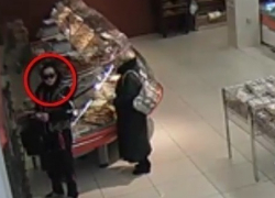 В Кишиневе разыскивают женщину, укравшую сумку в супермаркете