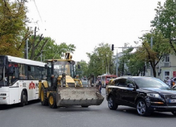 Бульдозер дорожных рабочих врезался в дорогой внедорожник на бульваре Штефана чел Маре