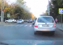 Автомобиль чудом не сбил женщину с коляской на пешеходном переходе на Ботанике