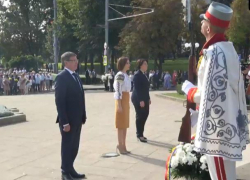 Санду, Гаврилица и Гросу возложили цветы у памятника Штефану чел Маре по случаю Дня независимости