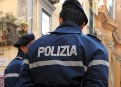 Гражданин Молдовы жестоко избил мешавшего ему итальянского полицейского 