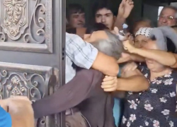 Религиозный скандал в Гринэуцах: шесть человек предстанут перед судом за нападение на священника