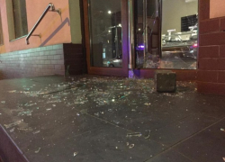 Ночь разбитых витрин в Кишиневе - бомж атаковал прокуратуру и магазин