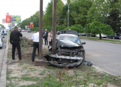 На бульваре Дачия BMW въехал в рекламное панно