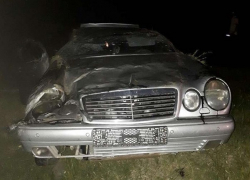 Mercedes вылетел с трассы и перевернулся в Рышканском районе