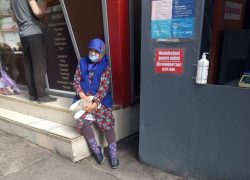 Старушка из Бессарабки живет на 600 леев в месяц и днями напролет продает вязаные носки