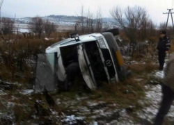На трассе перевернулся микроавтобус с пассажирами 