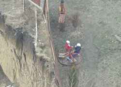 В Ставченах детская площадка расположена в полуметре от глубокого котлована