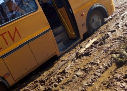 На юге Молдовы школьный автобус застрял в «болоте»