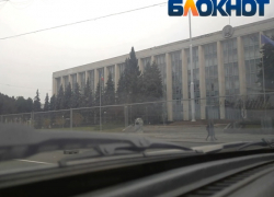 Граждане, вы готовы к новым фактурам? А в кабмине уже готовы - в центре Кишинева установлен забор