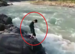Гибель юноши, который пытался доказать, что не боится воды, сняли на видео