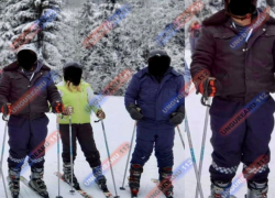 Молдавские полицейские поехали кататься на лыжах в Буковель прямо в полицейской форме