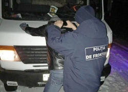 Задержание тонны контрафактного алкоголя в 15 метрах от границы Молдовы с Украиной сняли на видео