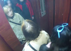 Три красотки заплевали зеркало в лифте дома