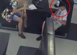 Подростка, укравшего в Кишиневе дорогой мобильник у ребенка, попросили опознать по видео