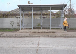 В Бельцах вандалы приноровились воровать доски с деревянных лавок на остановках общественного транспорта