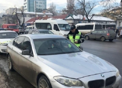 Автохам на BMW угрожал пистолетом водителю во время конфликта в пробке в центре Кишинева