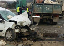 Шесть полицейских получили травмы в столкновении с груженным камнями ЗИЛом в Яловенах 