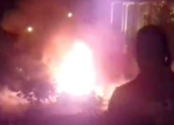 Горящий автомобиль после страшного ночного ДТП с пострадавшими сняли на видео