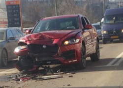 Люксовый Jaguar разбили во время тест-драйва в Кишиневе