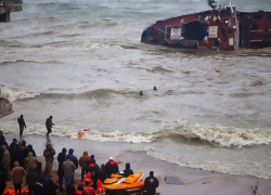 Водолазы эвакуировали экипаж танкера, потерпевшего бедствие в районе одесского пляжа «Дельфин»