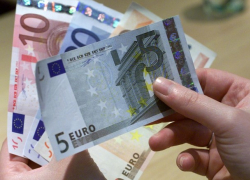 Доллар и евро продолжают резко дешеветь