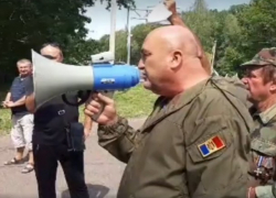 Горлопаны в камуфляже оцепили въезд в Кондрицу