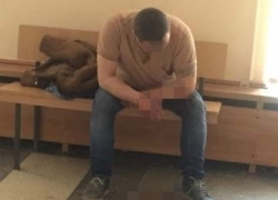 В столичном суде мужчина вскрыл себе вены