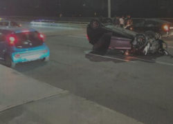 "Вверх тормашками" - молодая автоледи перевернула машину на виадуке