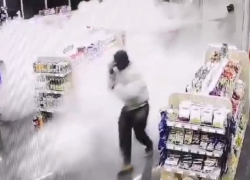 Подростки  при помощи огнетушителя ограбили заправку на Чеканах 