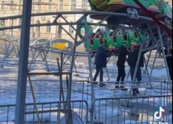 Эй, ухнем! В центре Кишинева дети катались "на горбу" родителей - аттракцион сломался
