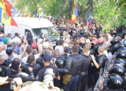 Сторонник Санду и Нэстасе врезался на микроавтобусе в толпу во время митинга оппозиционеров