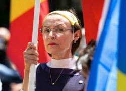 Корина Фусу показала, как нужно «носить» маску на протесте