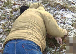 Полицейский выстрелил себе в рот из личного оружия в парке на Чеканах