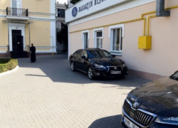 Верующие на «Лексусах» - возле Митрополии замечены крутые авто