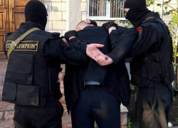 Неизвестный мужчина напал на девушку и парня в общежитии университета в Бельцах