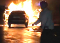 Жутко полыхающий автомобиль у супермаркета в Кишиневе сняли на видео