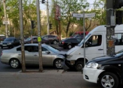 Маршрутка врезалась в автомобиль на Ботанике, есть пострадавшие 