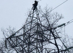Мужчина, оставивший без света половину Кишинева, угрожает спрыгнуть с опоры ЛЭП
