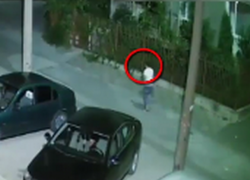 Напавший на женщину на Ботанике молодой человек попал в объектив камеры видеонаблюдения