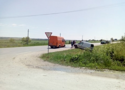 Лобовое столкновение с фургоном отбросило Volkswagen в кювет в Чимишлии