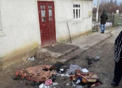 «Я была пьяна» - мать погибших в огне детей не могла держаться на ногах от количества выпитого, ее привели к сгоревшему дому под руки
