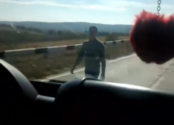 Скандал посреди трассы: таксисты не пропускали маршрутку, полную людьми