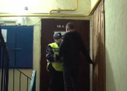 Вооруженные бандиты ворвались в квартиру столичного коллекционера, избили его и ограбили