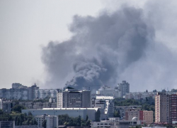 Небо на Ботанике заволокло дымом от горящего здания