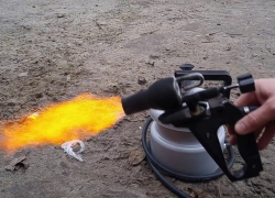  Сжечь жену паяльной лампой пообещал житель Каменского района